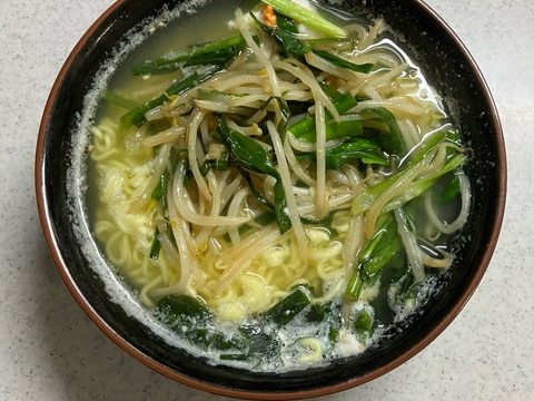 もやしとニラのせラーメン